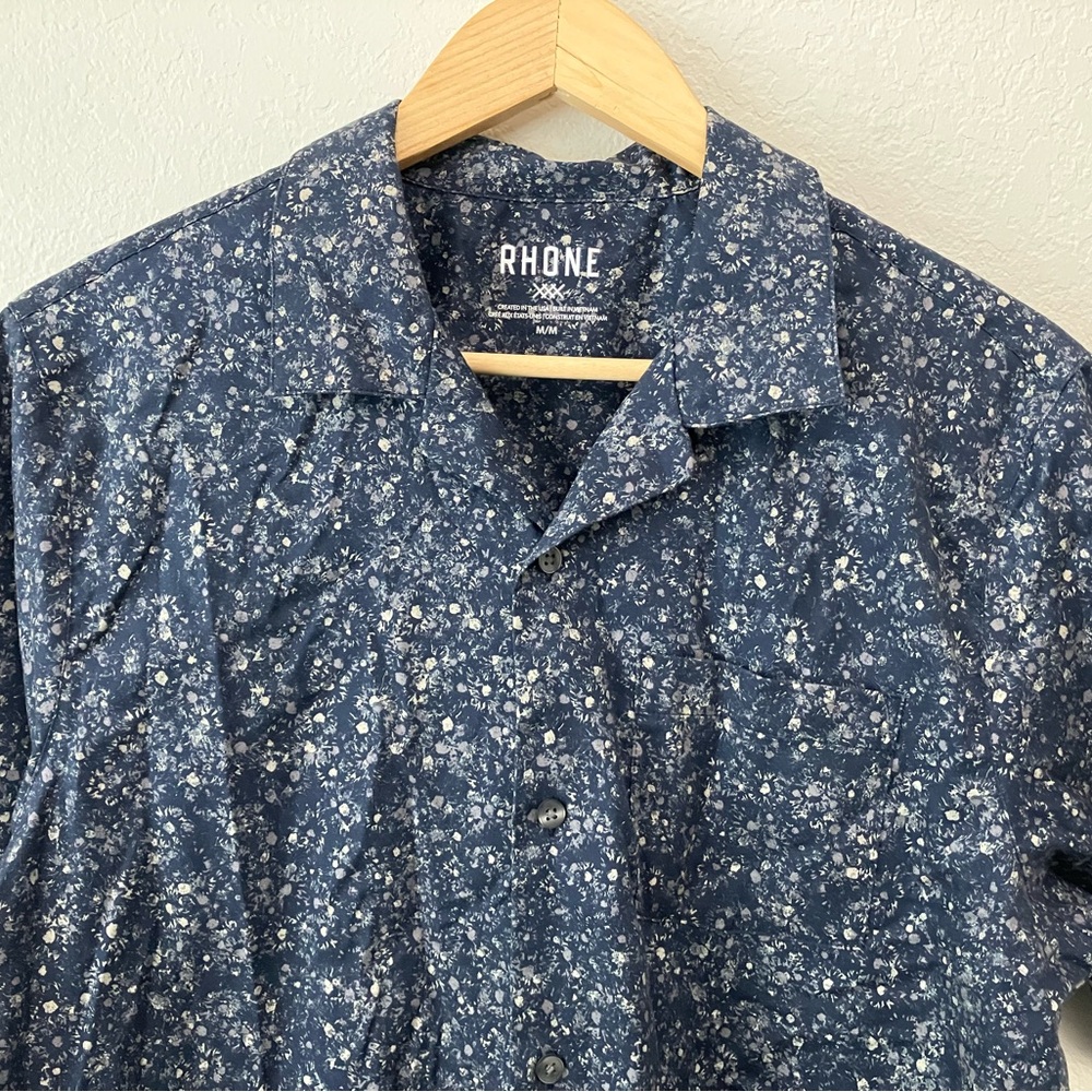 Rhone Men’s Medium Cotton Blend Short Sleeve Shirt Button Up Blue Print